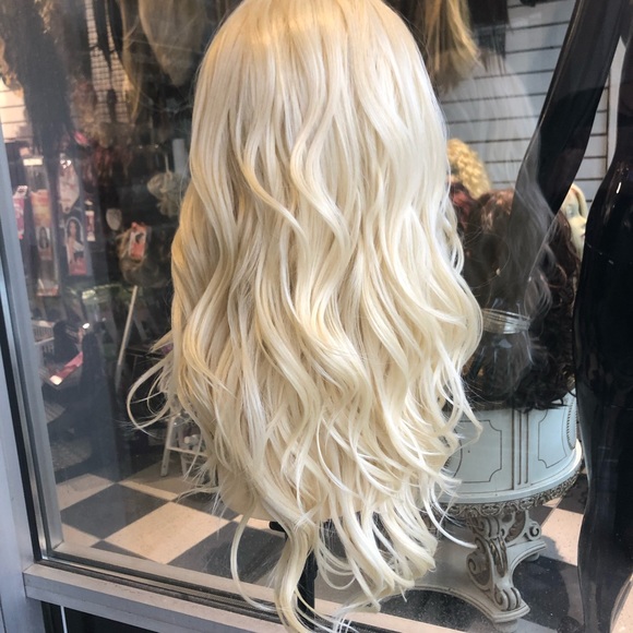 Blonde 613 lacefront Loose Wave Wig 2026 hairstyle - Picture 8 of 8